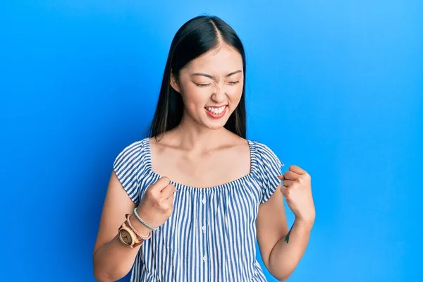 Νεαρή Κινέζα Γυναίκα Φορώντας Casual Ριγέ Shirt Ενθουσιασμένοι Για Την — Φωτογραφία Αρχείου