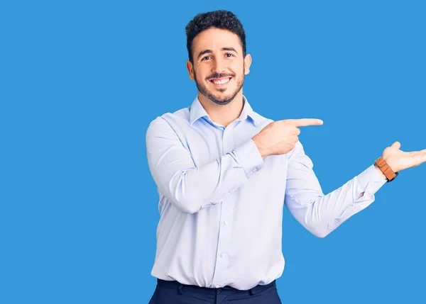 Joven Hispano Vestido Con Ropa Negocios Asombrado Sonriendo Cámara Mientras — Foto de Stock