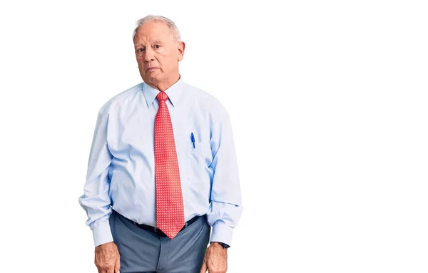 Älterer Gutaussehender Grauhaariger Mann Mit Eleganter Krawatte Und Hemd Entspannt — Stockfoto