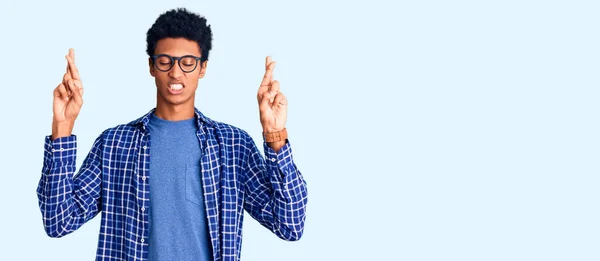 Joven Afroamericano Vestido Con Ropa Casual Gafas Haciendo Gestos Con — Foto de Stock