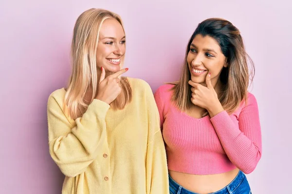 Twee Vrienden Die Samen Staan Roze Achtergrond Met Hand Kin — Stockfoto