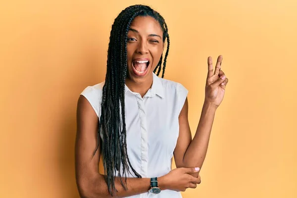 Afro Amerikaanse Vrouw Casual Kleren Glimlachend Met Een Vrolijk Gezicht — Stockfoto