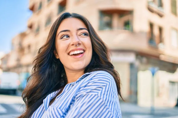 Joven Empresaria Hispana Sonriendo Feliz Caminando Por Ciudad — Foto de Stock