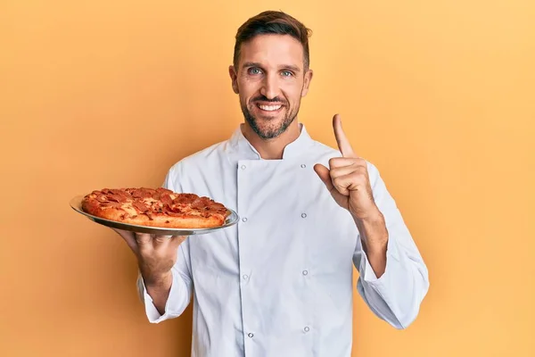 Snygg Man Med Skägg Professionell Kock Med Italiensk Pizza Leende — Stockfoto