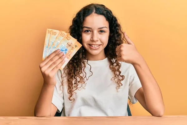 Adolescente Hispânico Menina Segurando Notas Franco Suíço Sorrindo Feliz Positivo — Fotografia de Stock