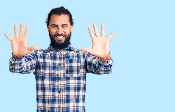 Young Arab Man Wearing Casual Clothes Showing Pointing Fingers Number — Stock Photo, Image