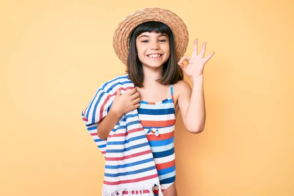Giovane Bambina Con Bang Indossando Costume Bagno Cappello Estivo Tenendo — Foto Stock