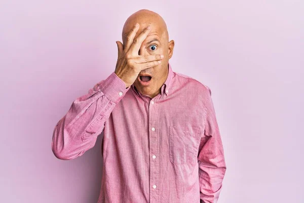 Μεσήλικας Φαλακρός Άντρας Που Φοράει Ροζ Επιχειρηματικό Πουκάμισο Κρυφοκοιτάζει Κατάσταση — Φωτογραφία Αρχείου