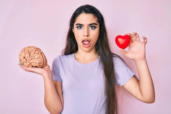 Brünettes Teenager Mädchen Mit Gehirn Und Herz Schockgesicht Sieht Skeptisch — Stockfoto