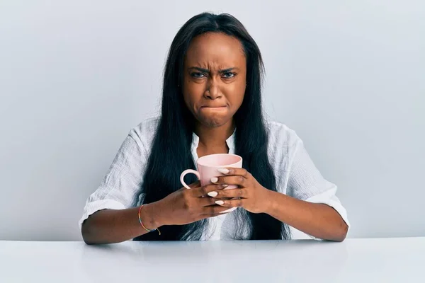 Jonge Afrikaanse Vrouw Die Een Kopje Koffie Drinkt Sceptisch Nerveus — Stockfoto