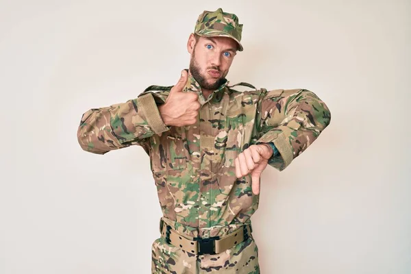 Young Caucasian Man Wearing Camouflage Army Uniform Doing Thumbs Disagreement — Stock Photo, Image