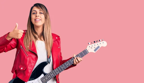 Jovem Mulher Bonita Tocando Guitarra Elétrica Sorrindo Feliz Positivo Polegar — Fotografia de Stock
