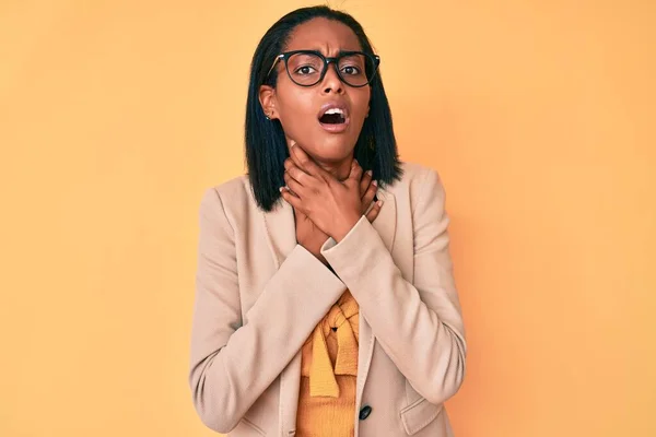 Junge Afroamerikanerin Businesskleidung Schreit Und Erstickt Weil Sie Qualvoll Erwürgt — Stockfoto