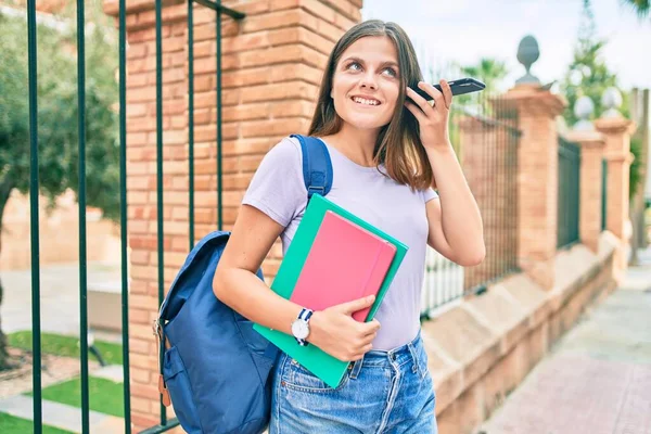 Mladý Středovýchodní Student Dívka Drží Knihy Pomocí Smartphone Univerzitě Kampusu — Stock fotografie