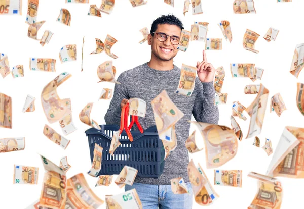 Joven Guapo Hispano Sosteniendo Cesta Compra Del Supermercado Sorprendido Con — Foto de Stock