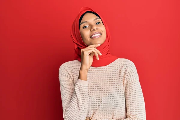 Ung Afrikansk Amerikansk Kvinna Bär Traditionell Islamisk Hijab Halsduk Leende — Stockfoto