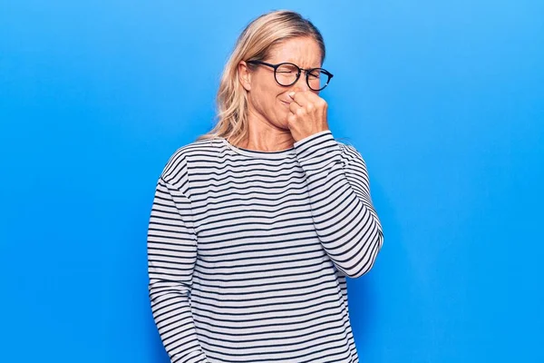 Mujer Rubia Caucásica Mediana Edad Con Suéter Rayas Casual Gafas —  Fotos de Stock