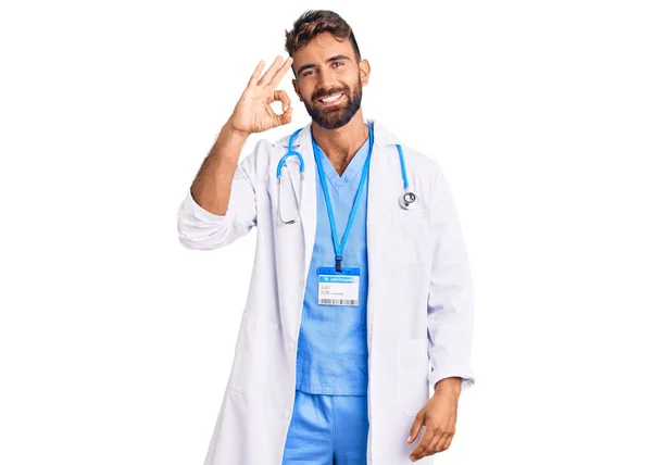 Homem Hispânico Jovem Vestindo Uniforme Médico Estetoscópio Sorrindo Positivo Fazendo — Fotografia de Stock