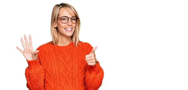 Hermosa Mujer Rubia Con Ropa Casual Gafas Que Muestran Señalan — Foto de Stock