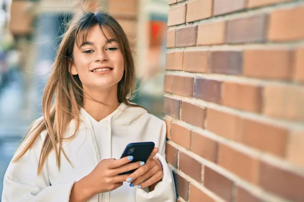Καυκάσιος Αθλητικός Έφηβος Κορίτσι Χαμογελά Χαρούμενος Χρησιμοποιώντας Smartphone Στην Πόλη — Φωτογραφία Αρχείου