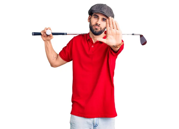 Jovem Homem Bonito Com Barba Jogando Golfe Segurando Clube Bola — Fotografia de Stock