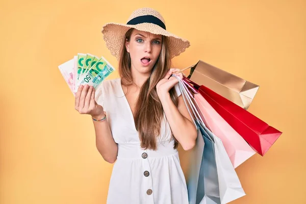 Jovem Loira Segurando Sacos Compras Shekels Israelenses Face Choque Olhando — Fotografia de Stock