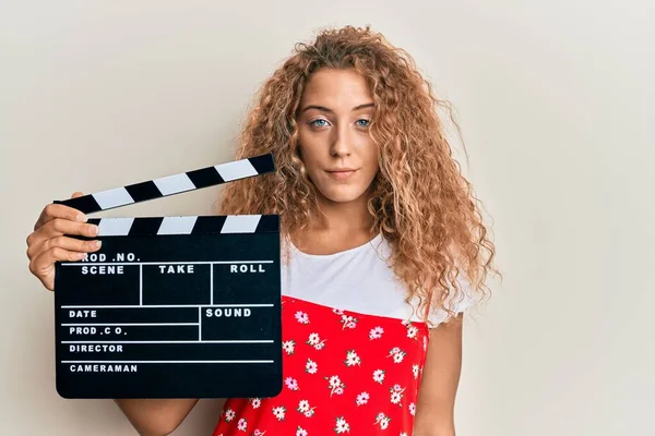 Vacker Kaukasiska Tonåring Flicka Håller Video Film Clapboard Tänkande Attityd — Stockfoto