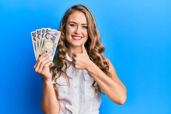 Ung Blond Flicka Som Håller Japanska Yen Sedlar Ler Glad — Stockfoto