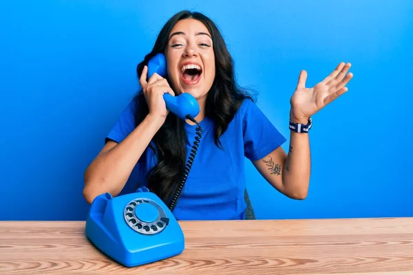Gyönyörű Barna Fiatal Beszél Vintage Telefon Ünneplő Győzelem Boldog Mosollyal — Stock Fotó