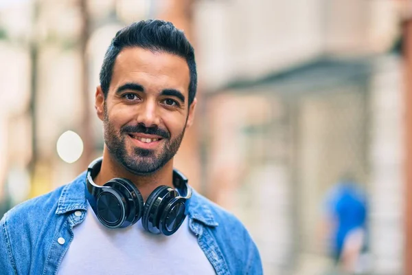 Junger Hispanischer Mann Lächelt Glücklich Mit Kopfhörern Die Stadt — Stockfoto