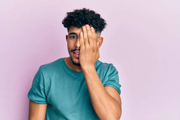 Jovem Árabe Bonito Homem Vestindo Roupas Casuais Cobrindo Olho Com — Fotografia de Stock