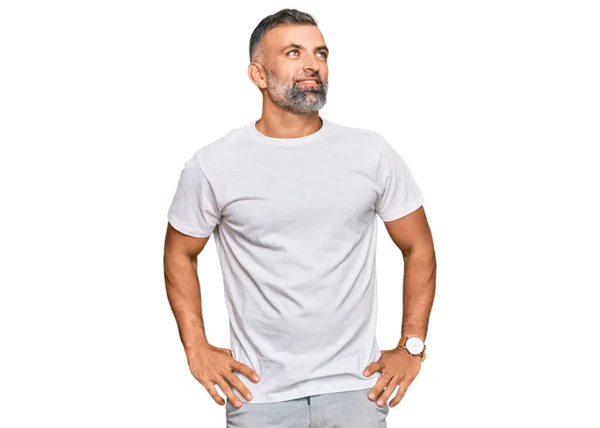 Moyen Âge Bel Homme Portant Shirt Blanc Décontracté Souriant Regardant — Photo
