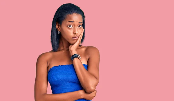 年轻的非洲裔美国女人穿着休闲的夏装 满脑子疲惫 双手交叉 对抑郁症感到厌烦 — 图库照片