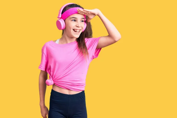 Söt Hispanic Barn Flicka Bär Gym Kläder Och Använda Hörlurar — Stockfoto