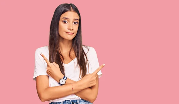 Mujer Hispana Joven Con Camiseta Blanca Casual Apuntando Ambos Lados — Foto de Stock