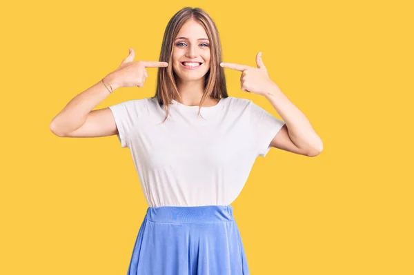 Jovem Mulher Loira Bonita Vestindo Estilo Verão Sorrindo Alegre Mostrando — Fotografia de Stock