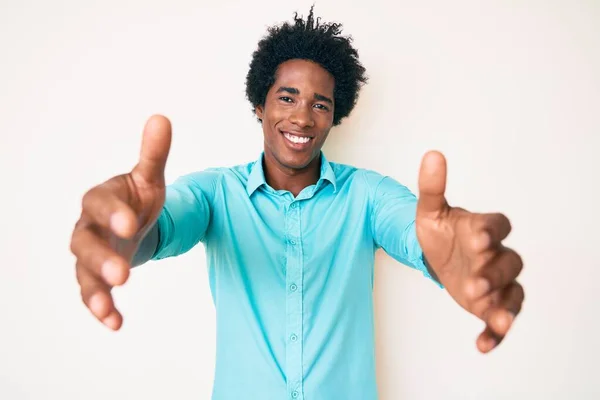 Schöner Afrikanisch Amerikanischer Mann Mit Afro Haaren Lässiger Kleidung Der — Stockfoto