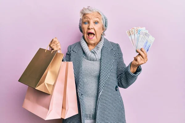 Donna Anziana Dai Capelli Grigi Che Tiene Mano Borse Della — Foto Stock