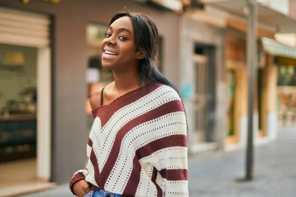 Joven Mujer Afroamericana Sonriendo Feliz Pie Ciudad — Foto de Stock