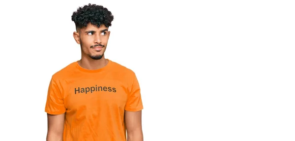 Hombre Árabe Joven Vistiendo Camiseta Con Mensaje Palabra Felicidad Sonriendo — Foto de Stock