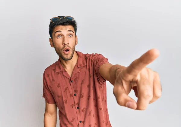 Young Handsome Man Wearing Casual Summer Clothes Pointing Finger Surprised — Stock Photo, Image