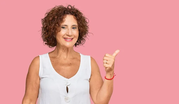 Mooie Middelbare Leeftijd Volwassen Vrouw Dragen Casual Wit Shirt Glimlachen — Stockfoto