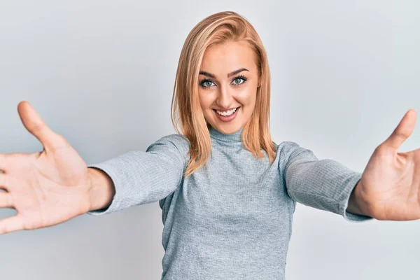 Schöne Kaukasische Frau Lässiger Kleidung Die Die Kamera Lächelt Und — Stockfoto