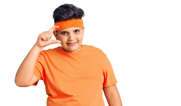 Der Kleine Junge Sportkleidung Lächelt Und Gestikuliert Selbstbewusst Mit Der — Stockfoto