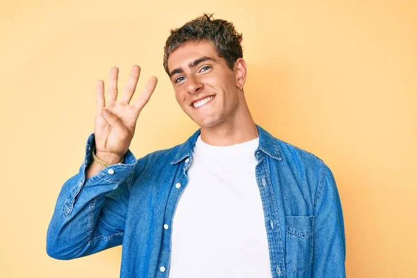 Jovem Homem Bonito Vestindo Roupas Casuais Mostrando Apontando Para Cima — Fotografia de Stock