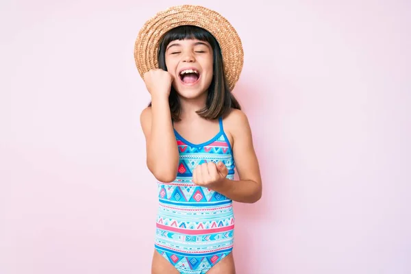 Jong Meisje Met Bang Dragen Badpak Zomer Hoed Vieren Verrast — Stockfoto