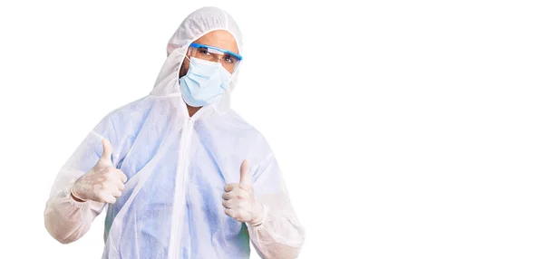 Jonge Spaanse Man Draagt Doktersbescherming Coronavirus Uniform Medisch Masker Succes — Stockfoto