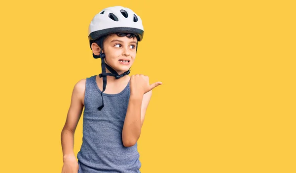 Pequeno Garoto Bonito Usando Capacete Bicicleta Sorrindo Com Rosto Feliz — Fotografia de Stock