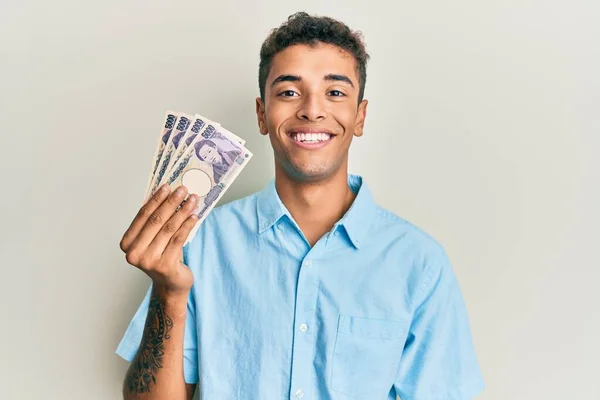 Joven Hombre Afroamericano Guapo Sosteniendo Billetes 5000 Yenes Japoneses Que — Foto de Stock