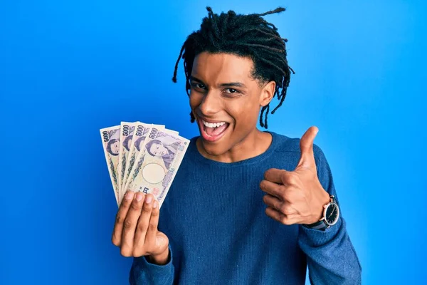 Jonge Afro Amerikaanse Man Houdt 5000 Japanse Yen Bankbiljetten Glimlachend — Stockfoto